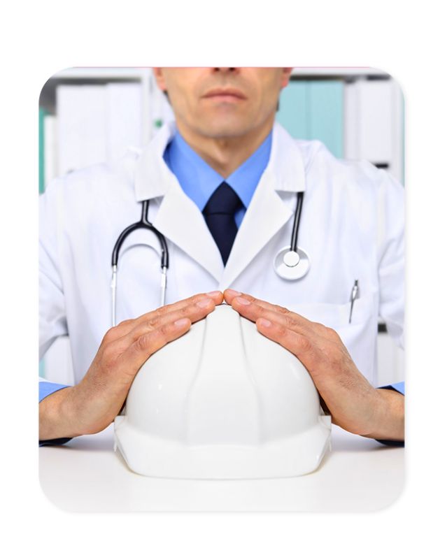 médico com as mãos sobre um capacete de segurança